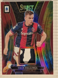 Parche Tie Dye Panini Select Soccer Serie A 2024 2025 Thijs Dallinga/25 Bolonia - Imagen 1 de 2