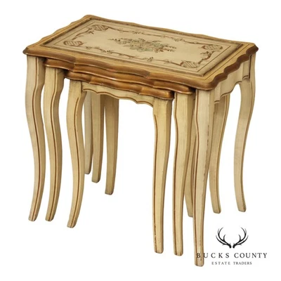 Juego de tres mesas anidadoras pintadas estilo provincial francés Foto 1 de 4