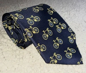 Corbata Alynn Neckwear 100 % seda. "Bicicletas de carretera" azul marino con bicicletas doradas - Imagen 1 de 11