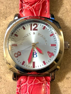 RELÓGIO VINTAGE DOONEY & BOURKE MOSTRADOR PRATEADO/NÚMEROS VERMELHOS BRILHANTES, PULSEIRA DE COURO MANUAL - Imagem 1 de 4