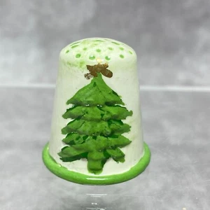 Dedal de madera pintado a mano con diseño de árbol de Navidad verde y tapa de lunares - Imagen 1 de 9