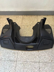 SUZUKI 650 BURGMAN 2009 - CARENAGE CENTRAL BOITE A GANTS - Bild 1 von 2