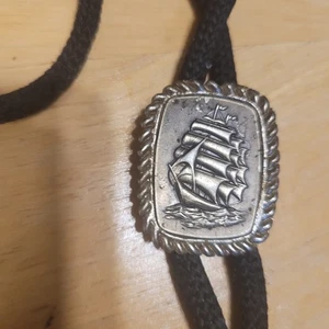 Bolo Tie Velero Tono Plata Cuerda Negra - Imagen 1 de 3
