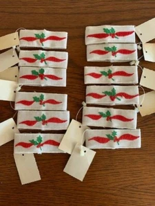 Nuevo con etiquetas 12 soportes para servilletas de Navidad bordados, vintage 1982, blancos y rojos - Imagen 1 de 4