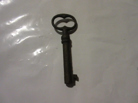 Antique Hollow-Barrel Skeleton Key 4" Cover