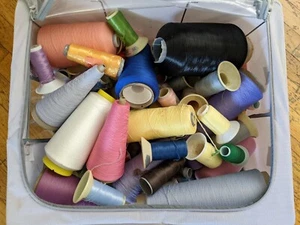 Riesiges Konvolut Serger Overlockgewinde - teils neu, teils gebraucht - Bild 1 von 6