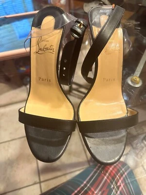 Tacones Louis Vuitton, tacones de bomba, pantalones rojos Foto 1 de 4