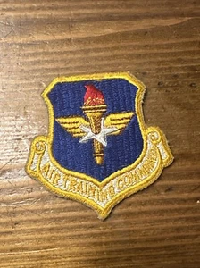 De colección US Militar COMANDO DE ENTRENAMIENTO AÉREO Uniforme Insignia PARCHE USAF Fuerza Aérea Tela BK - Imagen 1 de 3