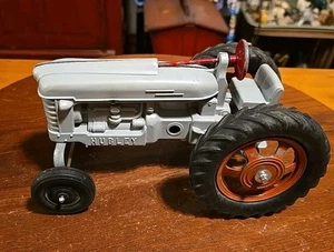 Vintage 1/16 Scale Hubley Wide Front Gray & Red Tractor - Farmall - Picture 1 of 11