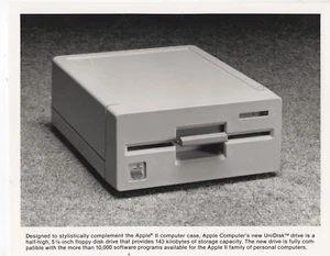 ITHistory (1980s) : APPLE PHOTO "UniDisk Drive" (Caption) OF - Picture 1 of 1