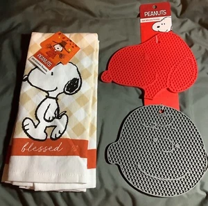 Peanuts Snoopy Blessed Beige 2 Pack Kitchen Towels & 2PK Silicone Trivits - Picture 1 of 3