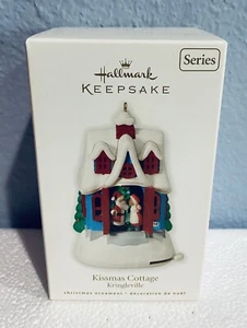 Hallmark Keepsake Ornament Kissmas Cottage Kringleville Santa Mrs Claus 2010 NUEVO - Imagen 1 de 3