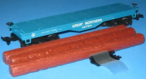 Bachmann HO 40' Heavy Duty Flat Car w/Logs & Stakes, Great Northern, #42764 - Picture 1 of 3