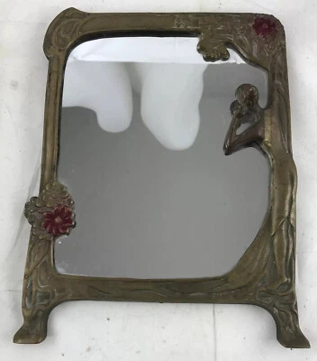 Espejo tocador vintage Art Nouveau Revival de latón eco doncella mirando en vidrio Foto 1 de 4