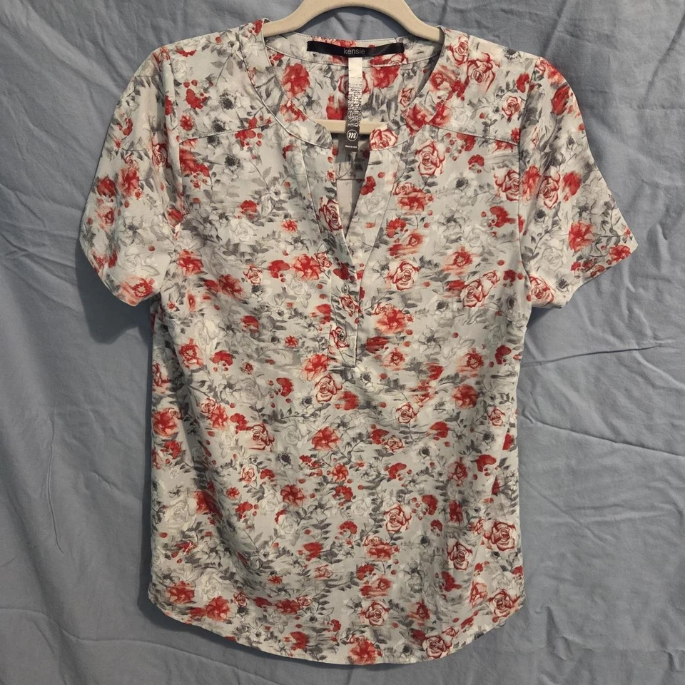 KENSIE BLUSA TOP FLORAL GRIS NEGRO ROJO MANGA CORTA CUELLO EN V TALLA M MEDIANA Foto 1 de 4
