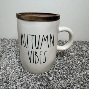 Taza Rae Dunn 5” “Autumn Vibes” con Tapa de Madera / Posavasos ~ Colección Otoño - Imagen 1 de 5