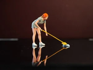 Figura MINIATURA escala 1/64 pintada a mano conserje fregando el piso - Imagen 1 de 5