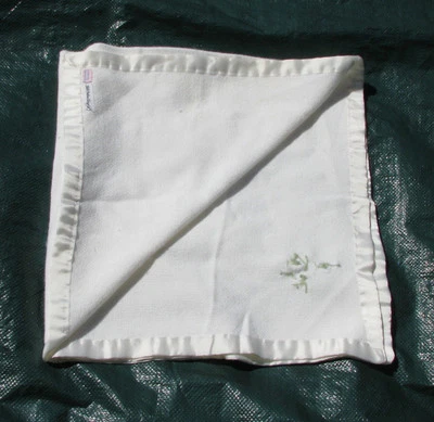 Manta de bebé RARA Churchill Weavers tejida a mano acrílico blanco crema con ribete de satén Foto 1 de 3