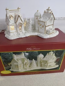 Lenox Village Treasures Collection Vistletoe Park 2006 Fienile/Officina di Babbo Natale - Foto 1 di 21