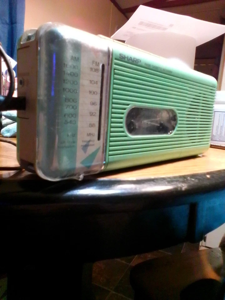 Antigua grabadora de casete de radio Sharp. Reproduce suena genial todo funciona Foto 1 de 4