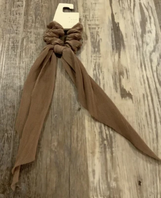 Un nuevo día beige tela cabello elástico envoltura cola de caballo soporte Foto 1 de 2