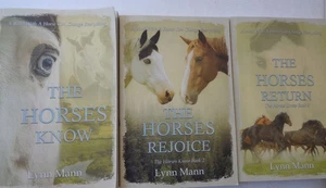 The Horses Know - Complete Paperback Trilogy by Lynn Mann - Books 1-3 - Foto 1 di 4