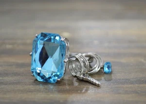 März Aquamarin Ring Schlüsselanhänger übergroß blau Strass silberfarben Taschenanhänger - Bild 1 von 5
