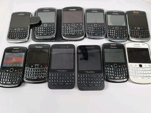 Lote de trabajo x 12 teléfonos móviles BlackBerry vintage algunos repuestos o reparación funcionando - Imagen 1 de 22