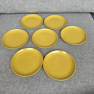 Juego de 7 platos de melamina vintage ensalada almuerzo postre mostaza oro amarillo años 70 - Imagen 1 de 7