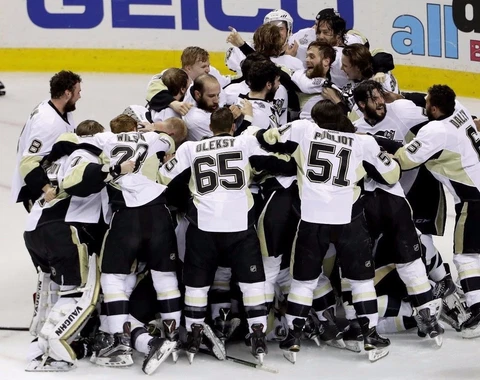 PITTSBURGH PENGUINS CLOCK ENDING CELEBRATION STANLEY CUP FINALS GAME-6 8X10 Cover