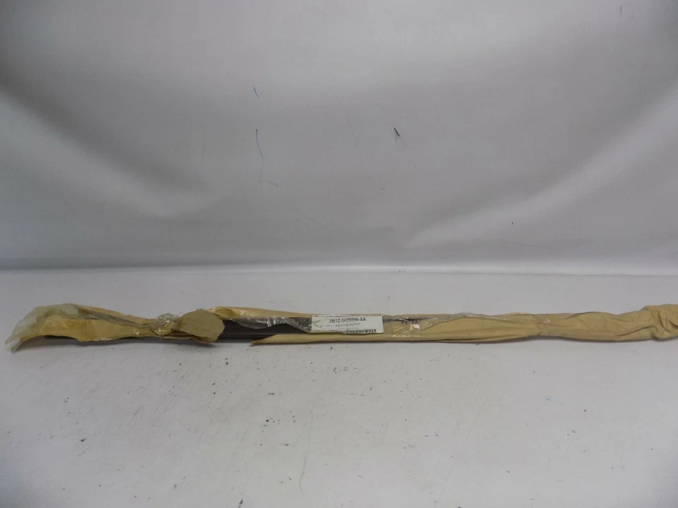 Nuevo OEM 2003-2011 Lincoln Town Car Puerta Trasera Derecha Cinturón Moldura Restricción de Climatización Nuevo de Lote Antiguo Foto 1 de 3