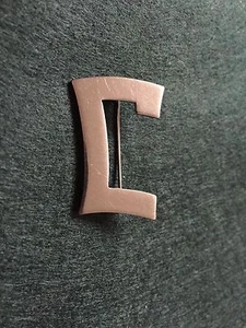 1 Anstecknadel aus Metall Buchstaben - Bild 1 von 8