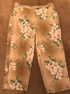 ❤️TOMMY BAHAMA ~ CROPPED CAPRI PANTS ~ SIZE 10 ~ SILK 🌸 HAWAIIAN FLOWER ~ EUC❤️ - Picture 1 of 5