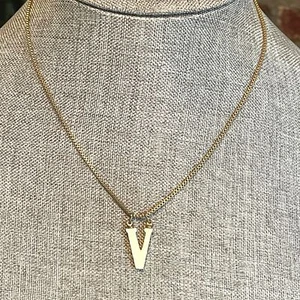 17" Gold Metall Box Kette Mid Century Verschluss mit Monogramm Initiale V Halskette - Bild 1 von 3