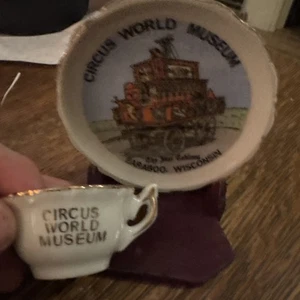 Circus World Museum Teetasse im Teller mit Ständer - Bild 1 von 3