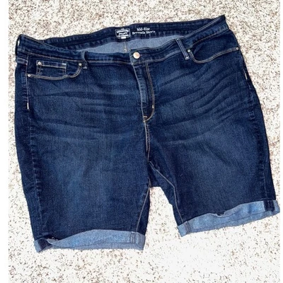 Bermudas de mezclilla de tiro medio Signature Levi Strauss lavado oscuro 24 súper elásticas Foto 1 de 4