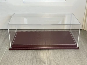Atlantic Mulhose Acryl Vitrine mit burgunderrotem Ledersockel Maßstab 1:18 - Bild 1 von 8