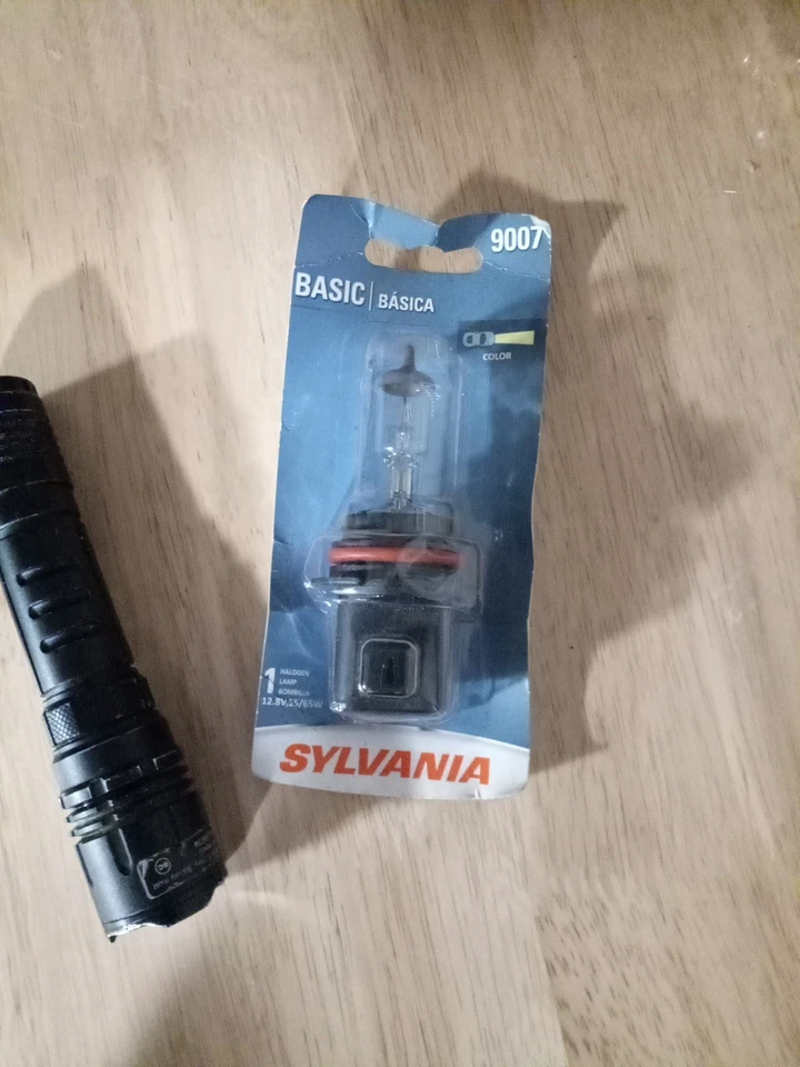 Bombilla de faro Sylvania Silverstar 9007 paquete individual Foto 1 de 2