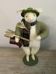 Cody Foster Hase Kaninchen Gärtner mit Strohhut Gießkanne & Rechen Wolle 16" H - Bild 1 von 7