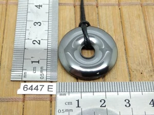Donut HÄMATIT 25mm + verstellbare Kordel - Mineralien Lithotherapie Reiki Anhänger - Bild 1 von 1