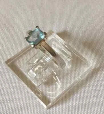 Anillo hecho a mano en forma de esmeralda facetada natural, plata de ley. Talla 8 Foto 1 de 3