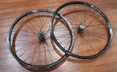 Juego de ruedas traseras Bontrager Line Comp 30 Boost 148x12 delanteras 110x15 Foto 1 de 4