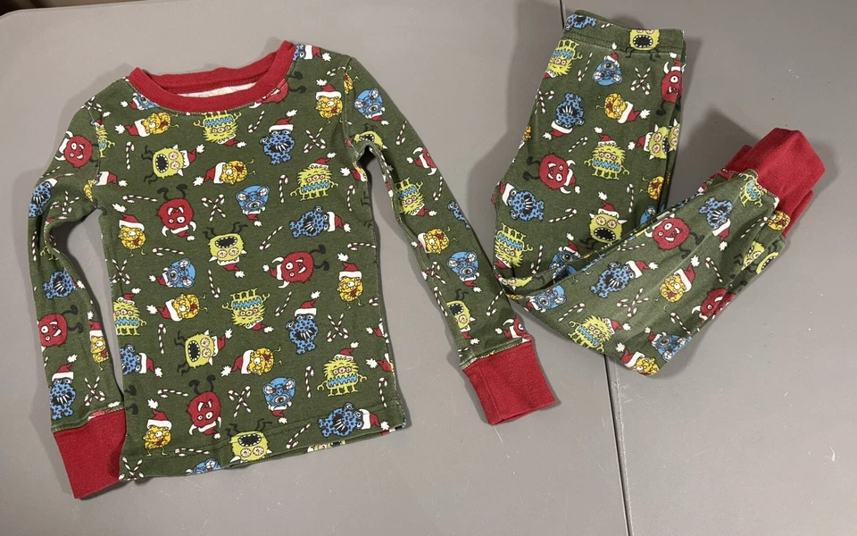 Pijama para dormir de algodón verde The Children's Place Christmas Monsters talla 5 Foto 1 de 4