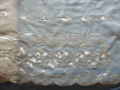 8 1/4 YDS SCALLOPED NATURAL FLORAL EYELET RAYON EMBRDROIDERED ON CHIFFON Foto 1 de 4