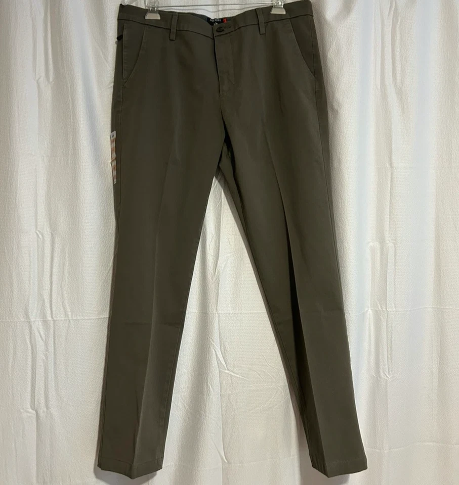 Caquis elásticos Dockers para hombre verde oscuro calce ajustado día de trabajo, talla 36W x 32L Foto 1 de 4
