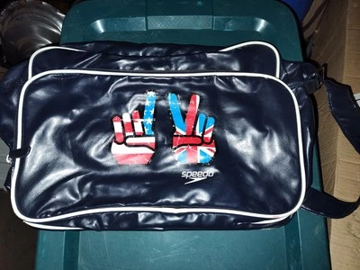 Bolso Mensajero Speedo Bandera Británica EE. UU. Mano Paz Out Logo Azul Marino Deporte Natación Foto 1 de 2