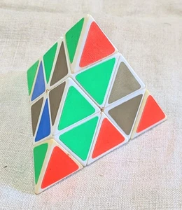 Rompecabezas giratorio pirámide Tomy Pyraminx vintage años 80, funciona, necesita limpieza - Imagen 1 de 9