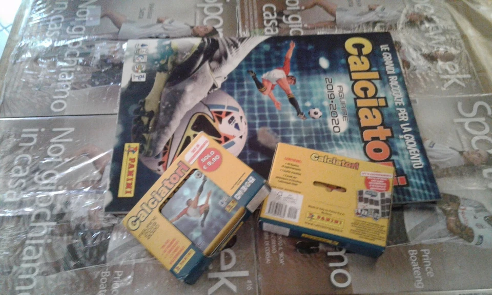 SET DI AGGIORNAMENTO TIN BOX FIGURINE CALCIATORI PANINI 2019-20 M1-M48 SIGILLATO - Immagine 1 di 1