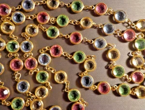 Swarovski (Schwanen-Logo) lange 33 Zoll pastellfarbene Kristalle in goldfarbener Lünettenfassung - Bild 1 von 4