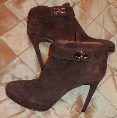 GIVENCHY FABULOSOS ELEGANTES BOTINES DE GAMUZA MARRÓN TACÓN ALTO, DETALLES ÚNICOS, TALLA 3 Foto 1 de 4